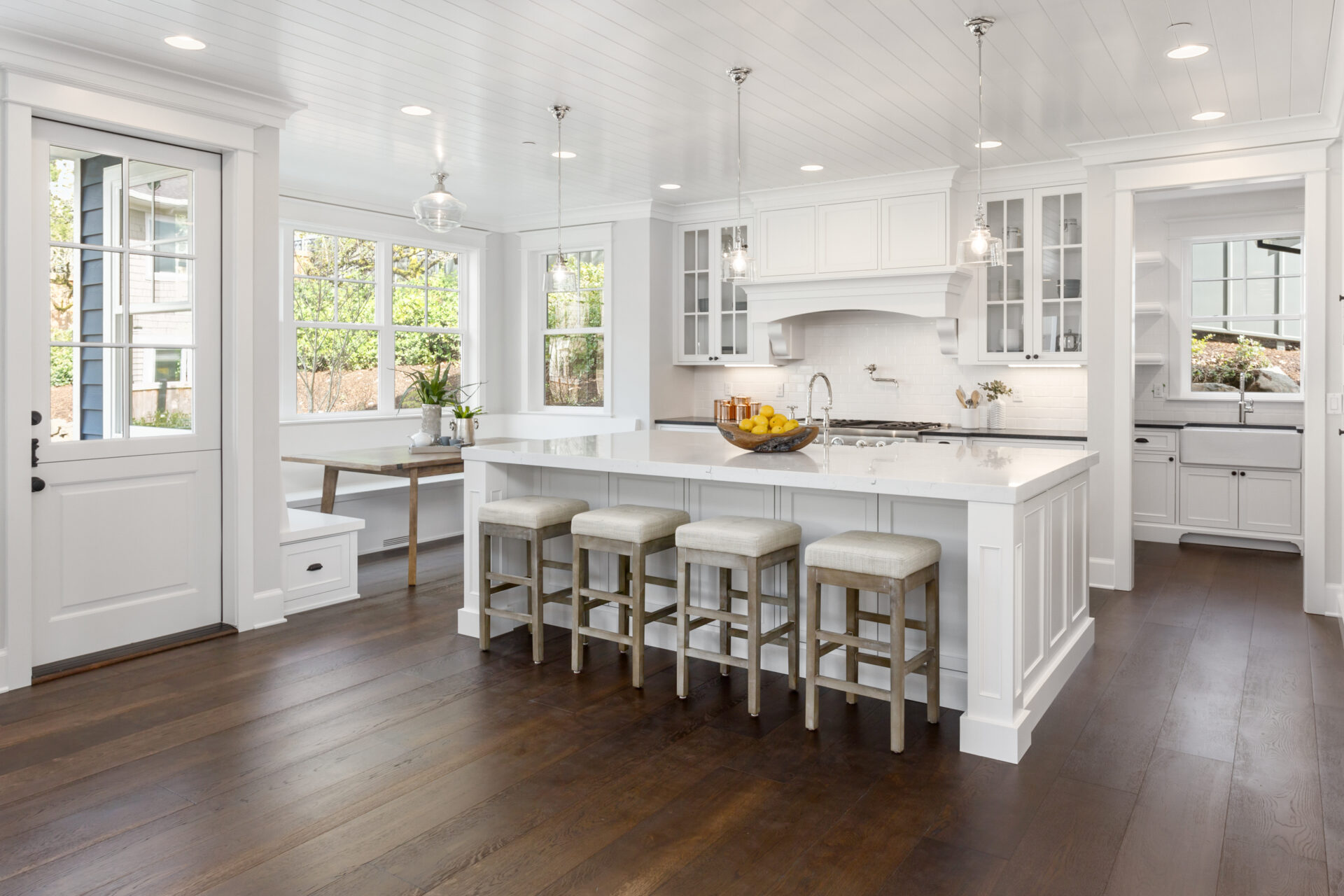 Beautiful,White,Kitchen,In,New,Luxury,Home.,Features,Large,Island,